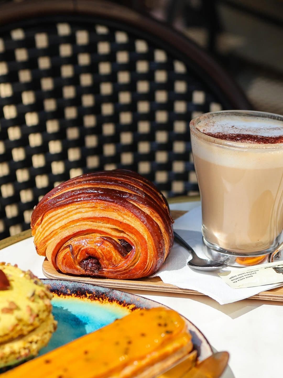 Café & Pain au Chocolat